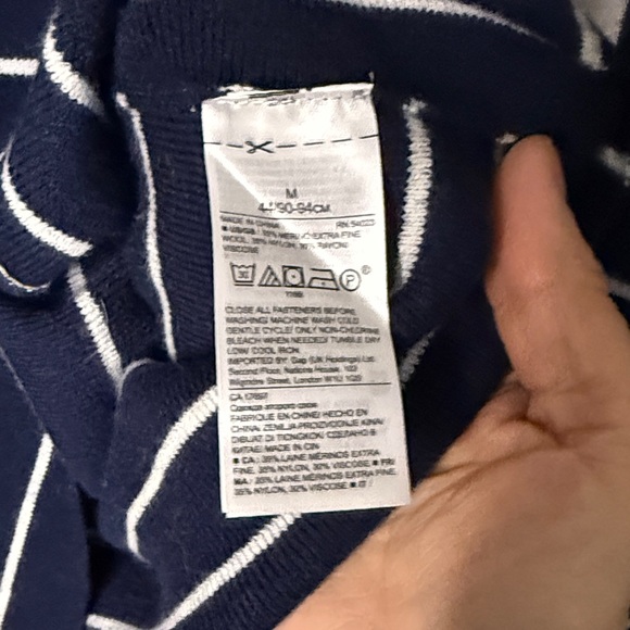 ❤️⚓️ Banana Republic Navy and White Striped 100% Merino Wool Sweater NWOT, Med - Picture 8 of 11